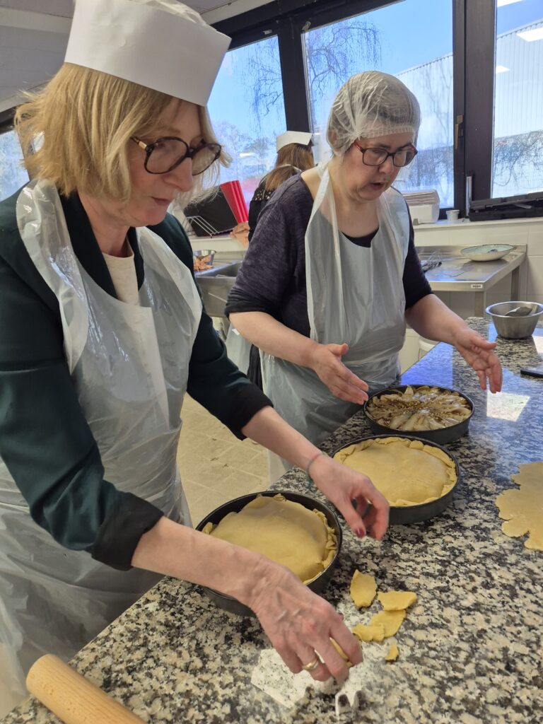 Atelier cuisine en groupe : les participants collaborent à la préparation des plats.