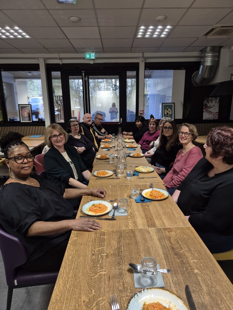 Participants partageant et dégustant ensemble le repas qu’ils ont préparé lors de l’atelier cuisine.